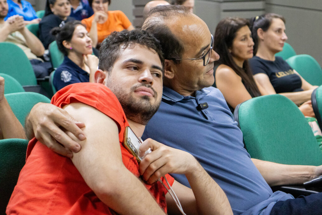 Dudu e Paulinho da Silva assistindo a criação da AMA de Seara - SC.